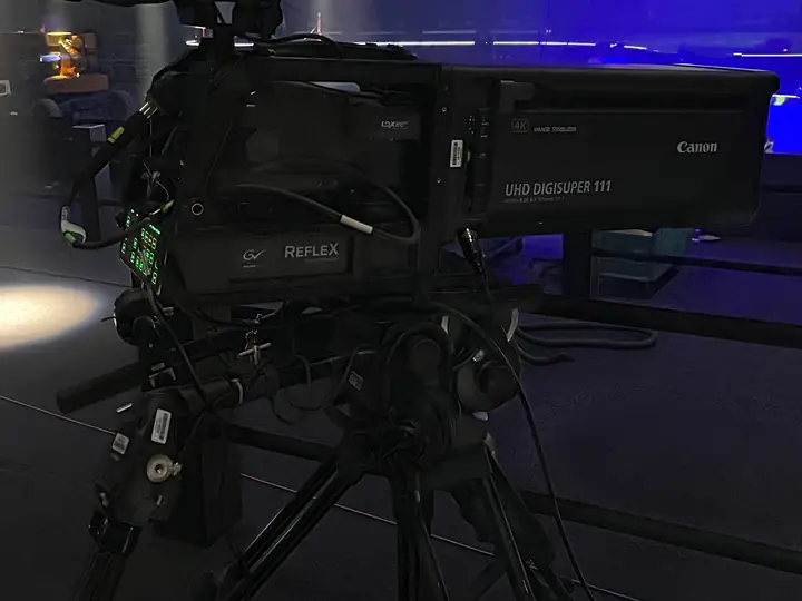 Broadcast-Kamera mit Canon-Objektiv auf Stativ